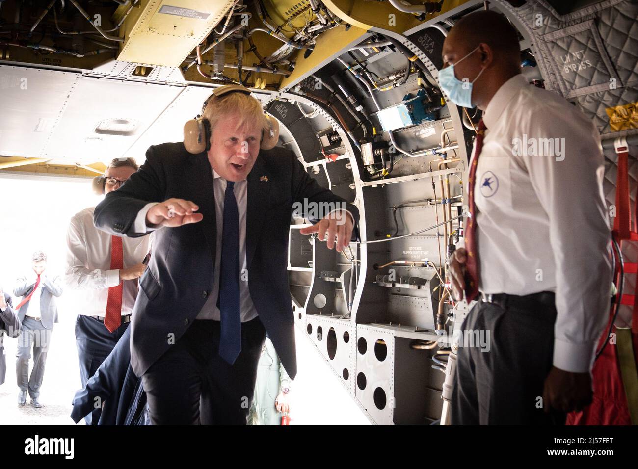 Premierminister Boris Johnson setzt sich in Ahmedabad an Bord eines indischen Militärhubschraubers Chinook für einen Flug zur JCB-Fabrik in Vadodara im indischen Bundesstaat Gujarat. Siehe PA Geschichte POLITIK Indien. Bildnachweis sollte lauten: Stefan Rousseau/PA Wire Stockfoto