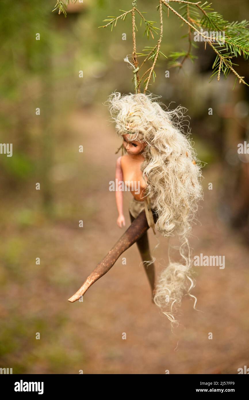Gehängte blonde barby-Puppe. Stockfoto