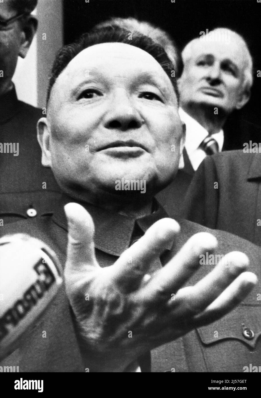 China: Deng Xiaoping (22. August 1904 – 19. Februar 1997) hier am 6.. April 1976. Deng Xiaoping war ein chinesischer Politiker, Staatsmann, Theoretiker und Diplomat. Als Führer der Kommunistischen Partei Chinas war Deng ein Reformer, der China zu einer Marktwirtschaft führte. Obwohl Deng nie als Staatschef, Regierungschef oder Generalsekretär der Kommunistischen Partei Chinas (historisch die höchste Position im kommunistischen China) im Amt war, diente er dennoch von 1978 bis 1992 als oberster Führer der Volksrepublik China. Stockfoto