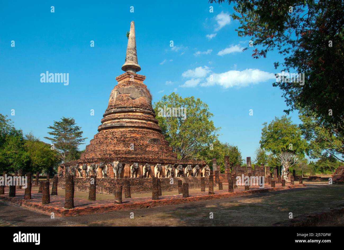 Thailand: Wat Chang Lom, Sukhothai Historical Park, Old Sukhothai. Sukhothai, was wörtlich „Morgenröte des Glücks“ bedeutet, war die Hauptstadt des Königreichs Sukhothai und wurde 1238 gegründet. Es war die Hauptstadt des thailändischen Reiches für etwa 140 Jahre. Stockfoto