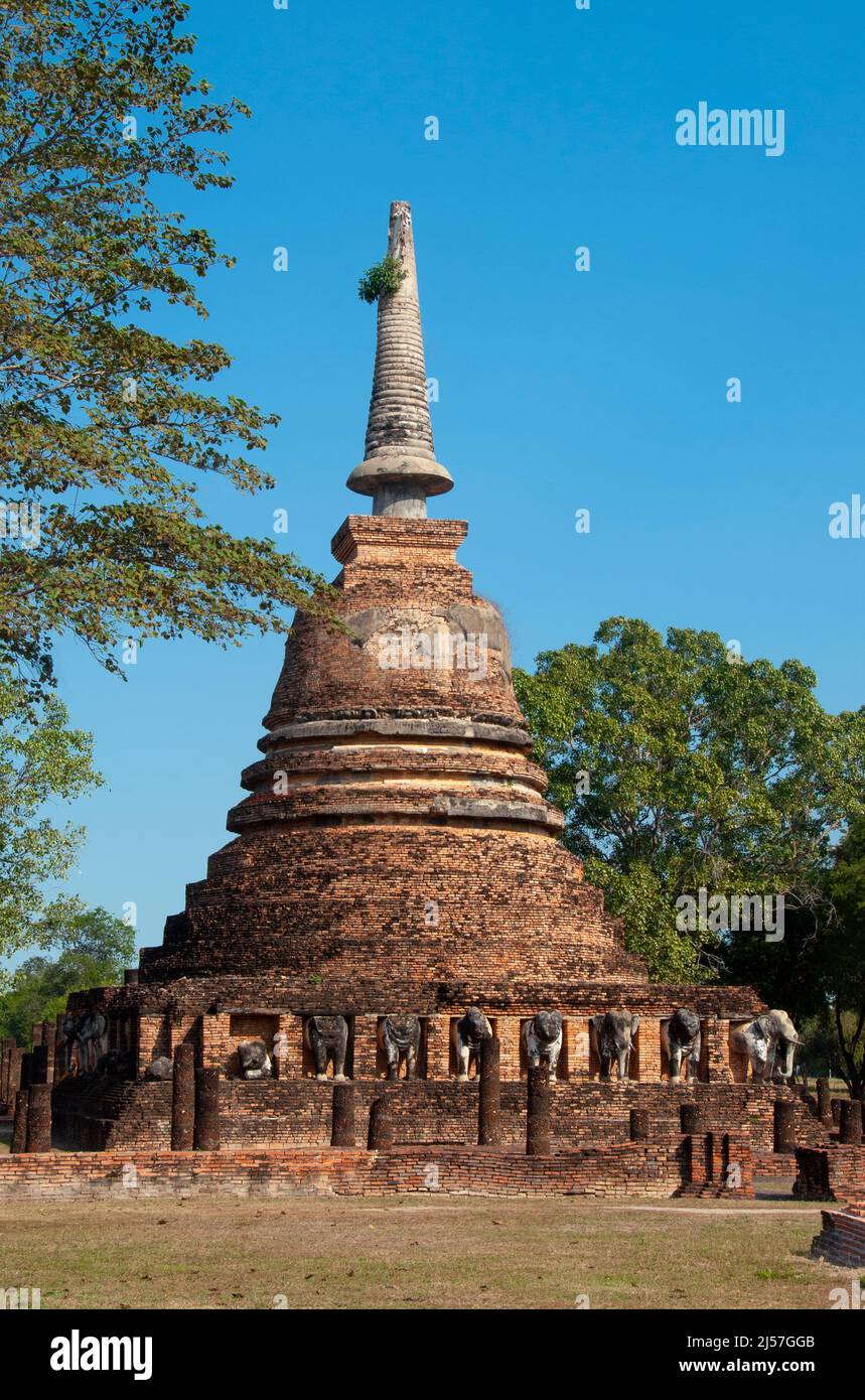 Thailand: Wat Chang Lom, Sukhothai Historical Park, Old Sukhothai. Sukhothai, was wörtlich „Morgenröte des Glücks“ bedeutet, war die Hauptstadt des Königreichs Sukhothai und wurde 1238 gegründet. Es war die Hauptstadt des thailändischen Reiches für etwa 140 Jahre. Stockfoto