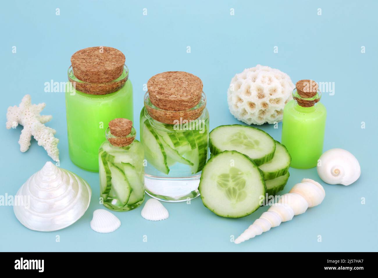 Gurkenhaut- und Körperpflegebehandlung mit natürlichen feuchtigkeitsspendenden Produkten in Glasflaschen. Wird auch als Sonnenpflege verwendet, um Sonnenbrand zu kühlen. Stockfoto