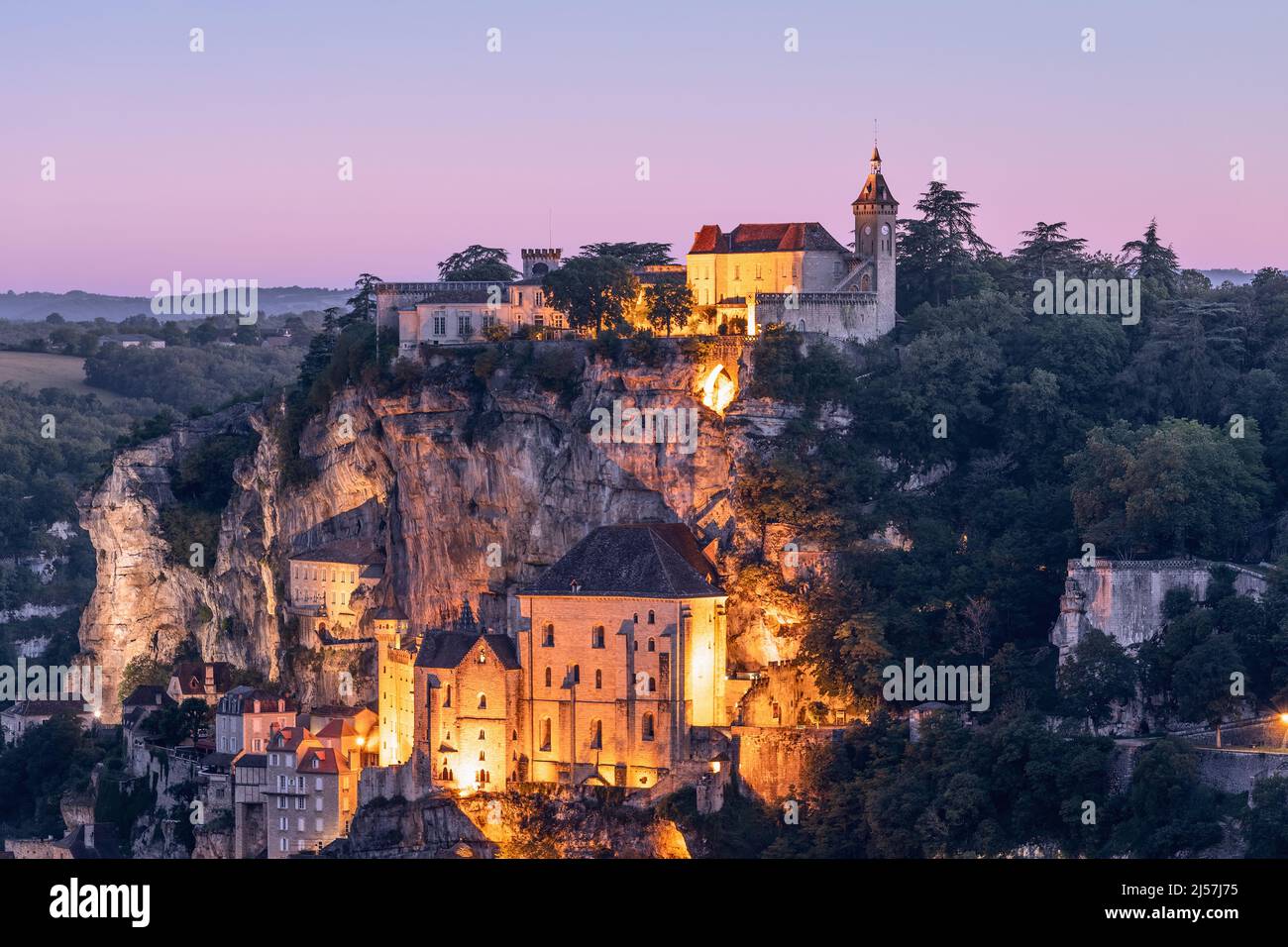 Zufluchtsort von Rocamadour auf der 2.. Etage, Basilika Saint-Sauveur im späten romanischen Stil mit Blick auf die Klippen und den Bischofspalast oben. Lot, Frankreich Stockfoto