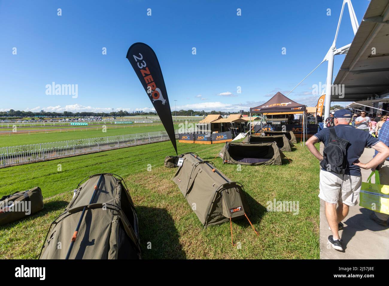 23 Zero-Zelte und -Swags sind auf der Camping- und Caravanausstellung in Sydney auf der Rennbahn Rosehill in Sydney, Australien, erhältlich Stockfoto
