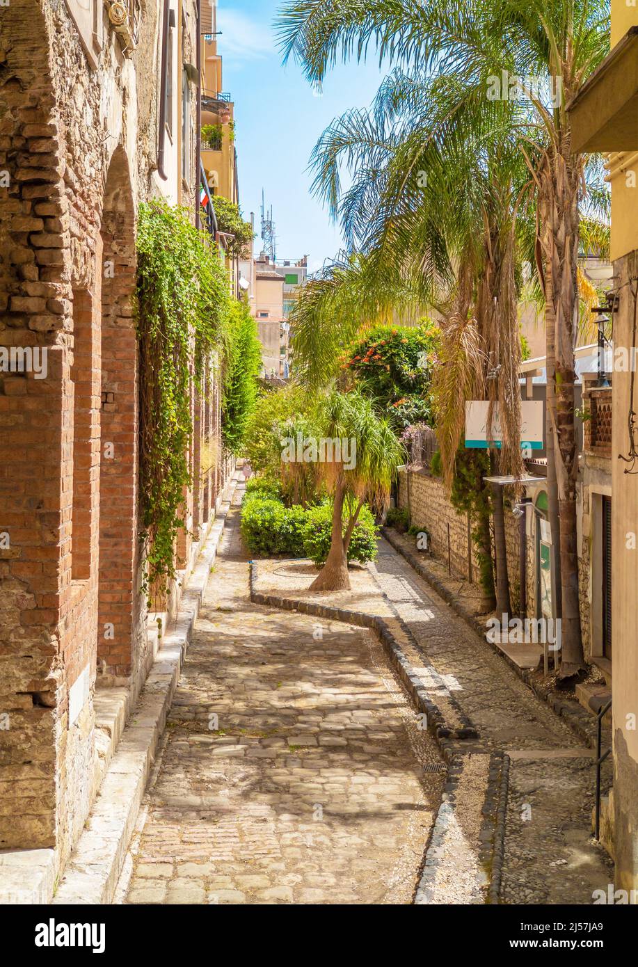 Taormina (Sicilia, Italien) - Ein historisches Zentrum Ansicht der touristischen Stadt in der Provinz Messina, Sizilien Insel im Sommer, berühmt für altes Theater Stockfoto