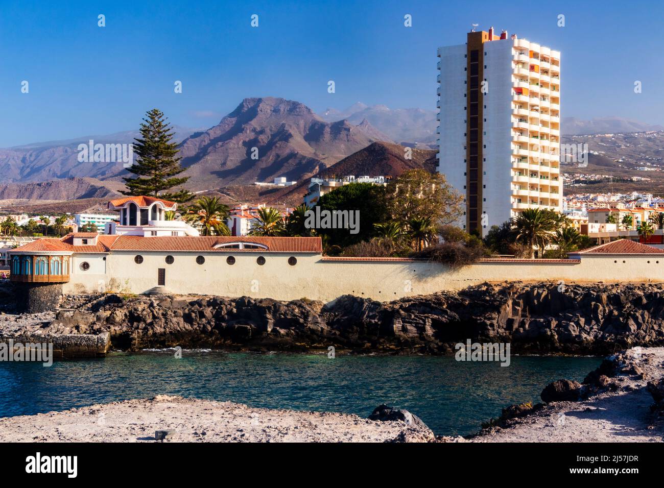 Morgenspaziergang entlang der Promenade von Los Cristianos an der Südküste der Kanarischen Inseln Teneriffa Stockfoto
