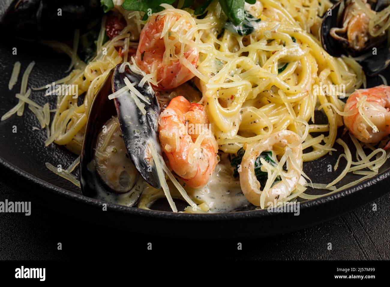 Schüssel mit Gourmet-Meeresfrüchte-Pasta Stockfoto