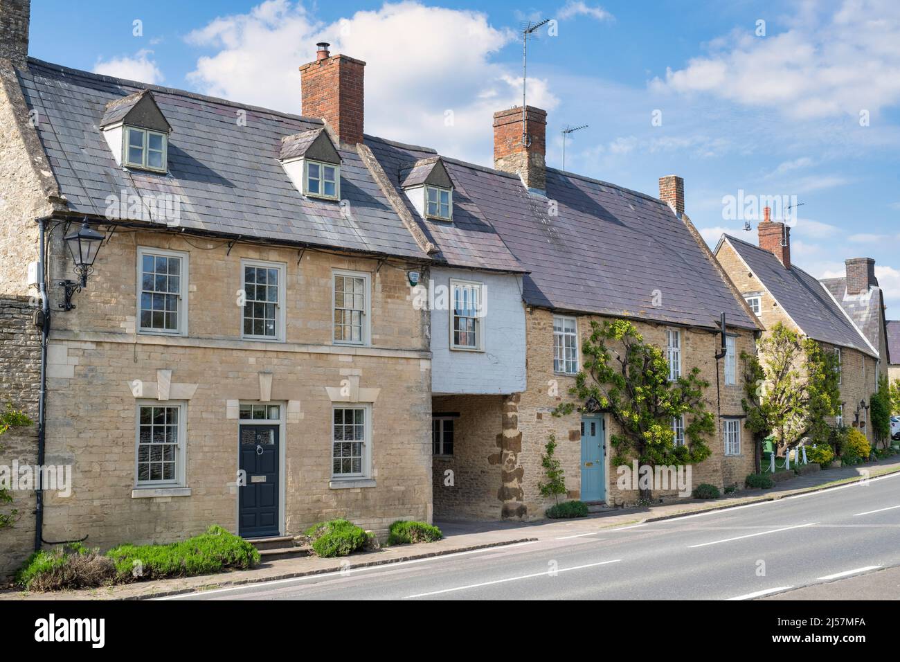 Ferienhäuser im Frühling in Aynho, Northhampton, England Stockfoto