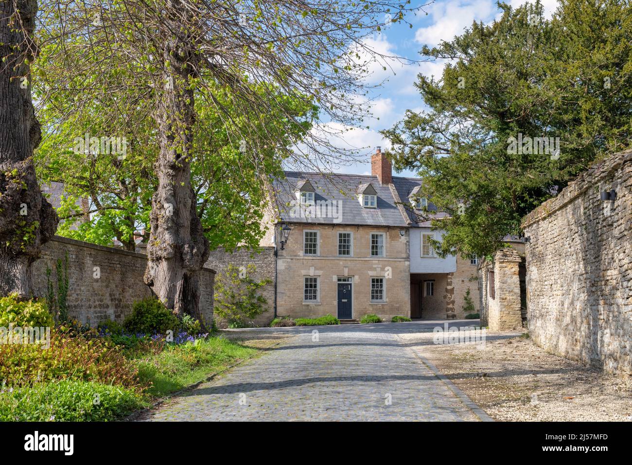 Ferienhäuser im Frühling in Aynho, Northamptonshire, England Stockfoto