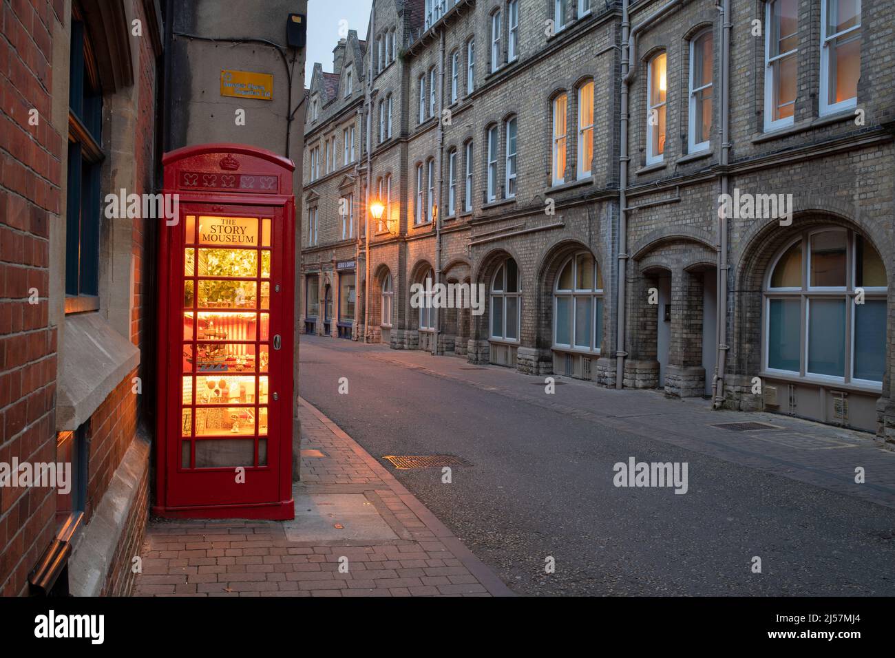 The Story Mouseum (Kunstinstallation) alte rote Telefonbox vor dem Story Museum am frühen Morgen. Pembroke Street, Oxford, England Stockfoto