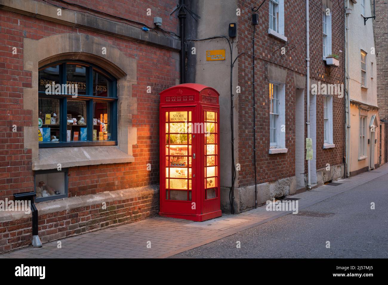 The Story Mouseum (Kunstinstallation) alte rote Telefonbox vor dem Story Museum am frühen Morgen. Pembroke Street, Oxford, England Stockfoto
