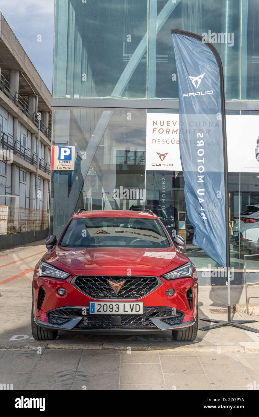 Palma de Mallorca, Spanien; april 08 2022: Fahrzeug der Marke Cupra, Formentor, rot, vor einem Autohaus von Seat-Cupra ausgestellt Stockfoto