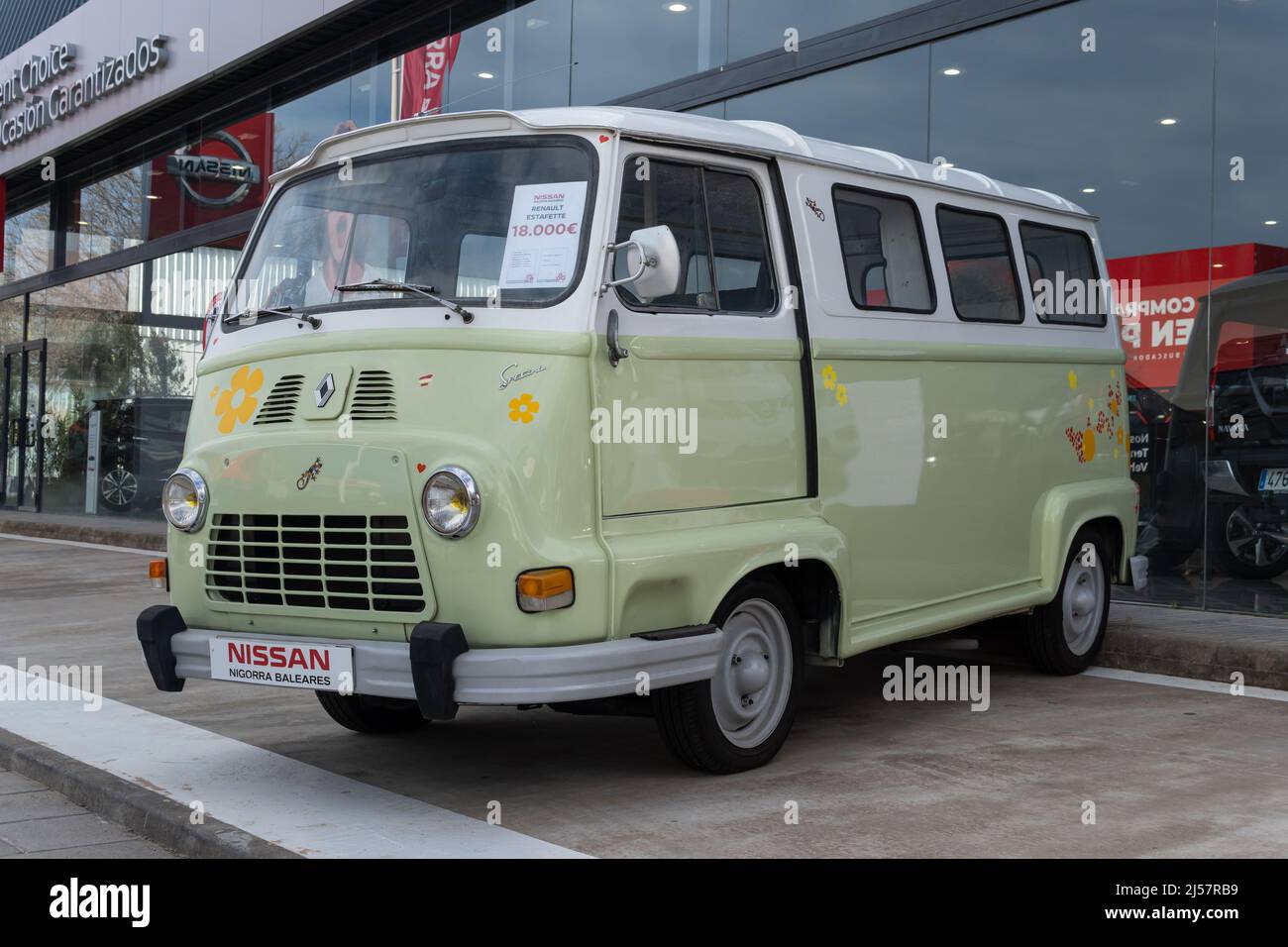 Palma de Mallorca, Spanien; april 08 2022: Grüner Retro-Van der Handelsmarke Renault, Modell Estafette, auf der Straße geparkt. Palma de Mallorca, Sp Stockfoto