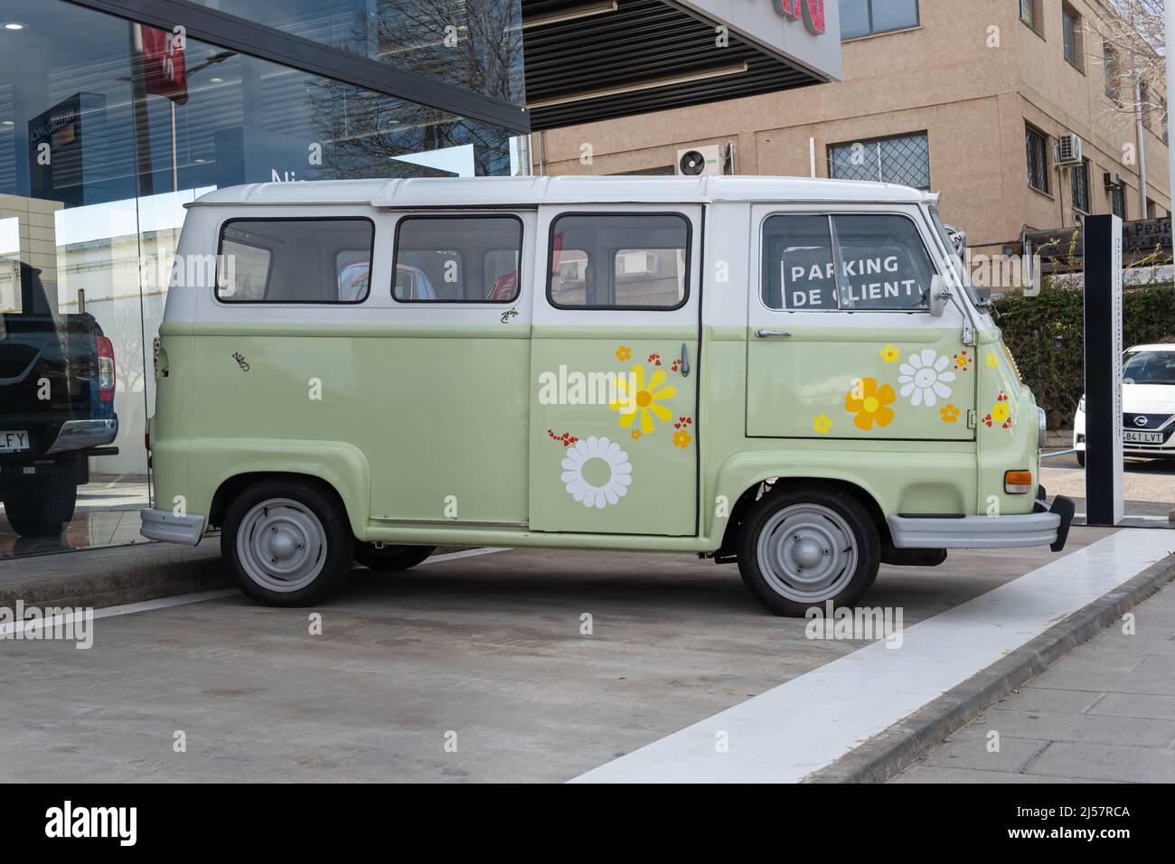 Palma de Mallorca, Spanien; april 08 2022: Grüner Retro-Van der Handelsmarke Renault, Modell Estafette, auf der Straße geparkt. Palma de Mallorca, Sp Stockfoto