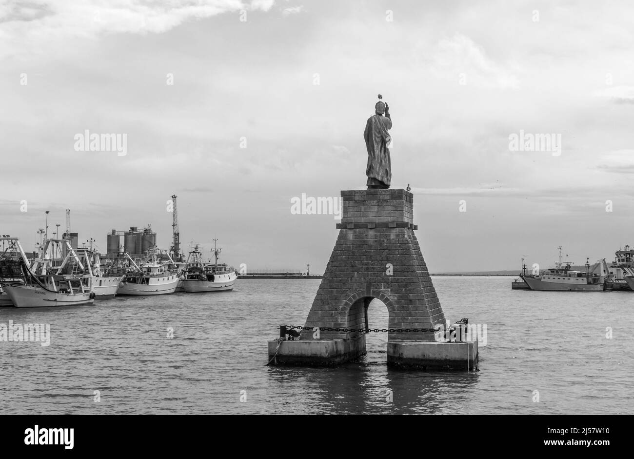 Ortona (Abruzzen, Italien) - die Stadt an der Adria, mit großem Hafen, Burg und schönem historischen Zentrum. Hier der Hafen mit Leuchtturm und Statue Stockfoto