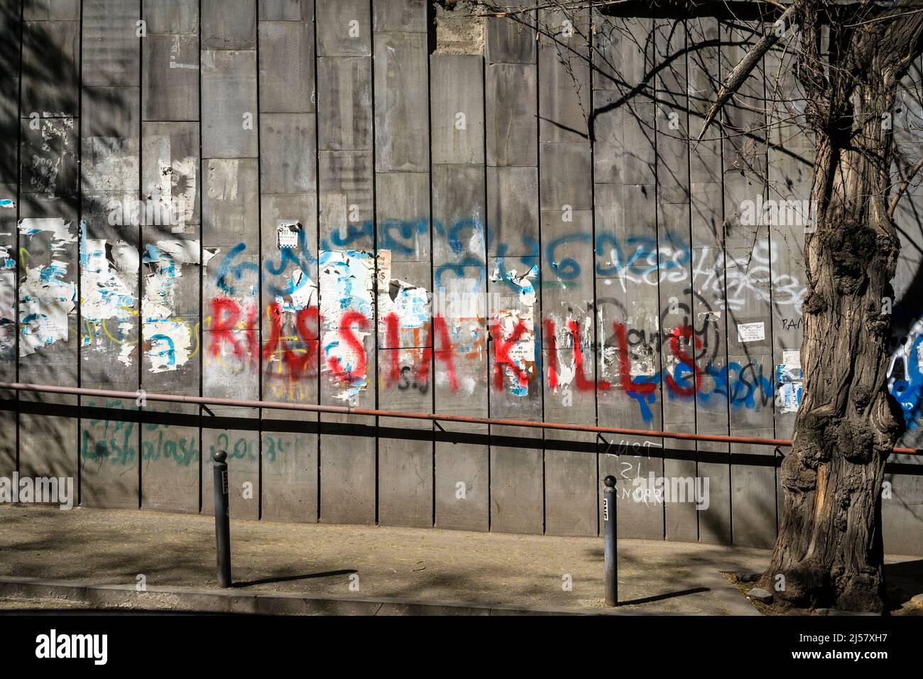 antirussischer Protest in Tiflis/Georgien, April 2022. Der Krieg in der Ukraine hat eine riesige Welle der Solidarität in Georgien ausgelöst, die zum Teil bereits stattgefunden hat Stockfoto