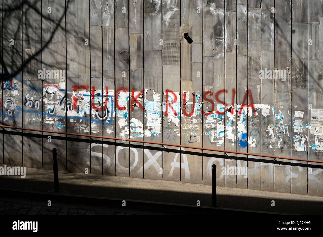 antirussischer Protest in Tiflis/Georgien, April 2022. Der Krieg in der Ukraine hat eine riesige Welle der Solidarität in Georgien ausgelöst, die zum Teil bereits stattgefunden hat Stockfoto