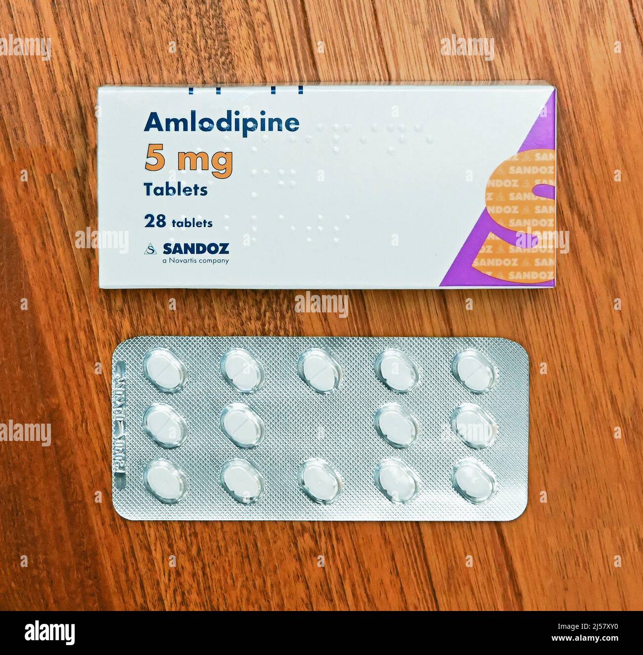 Foto der Packung Amlodipin 5mg Tabletten. 28 Tabletten. Sandoz ist ein  Novartis-Unternehmen Stockfotografie - Alamy