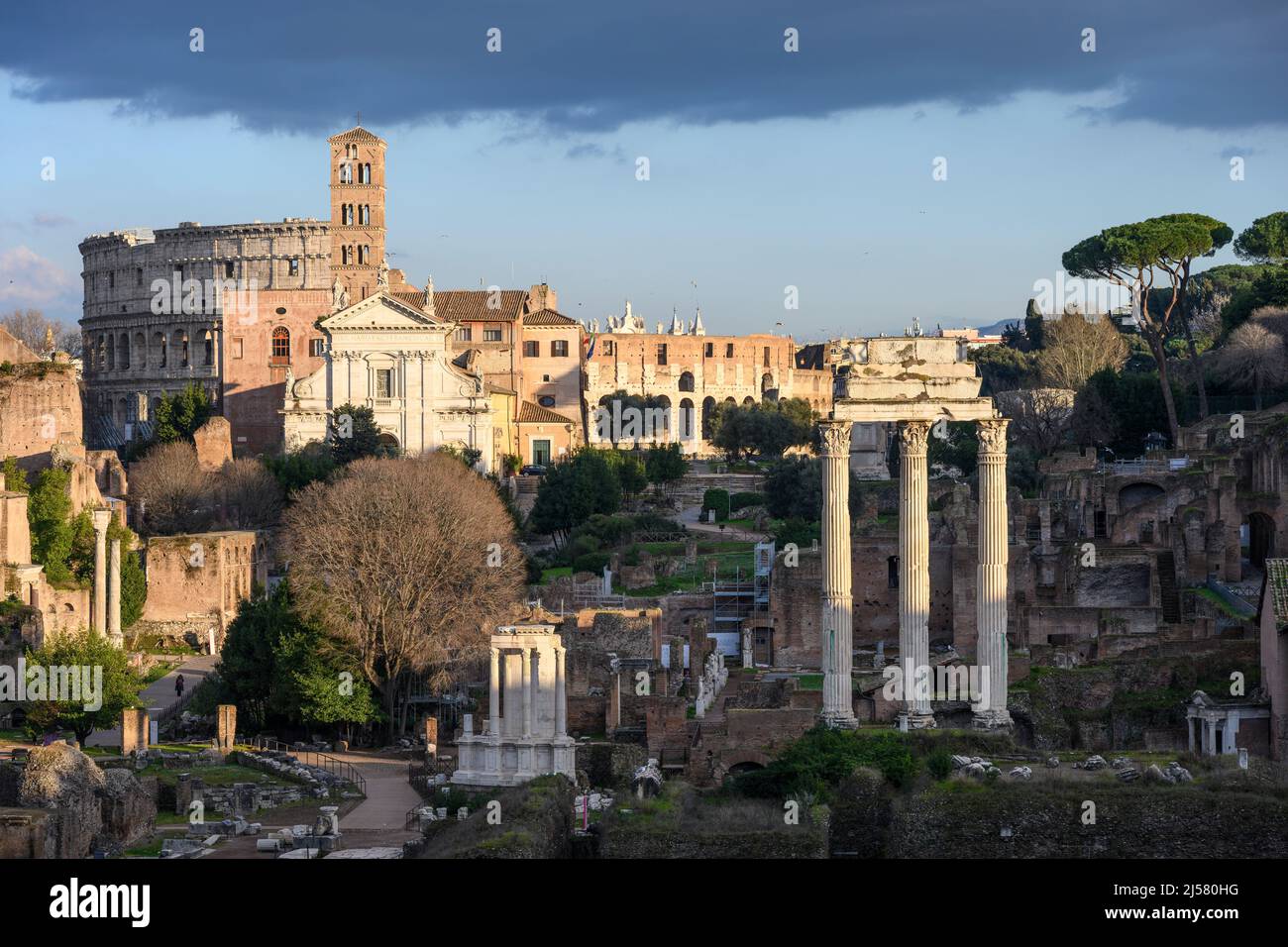 Blick auf das Forum Romanum vom Kapitol aus, mit dem Kolosseum in der Ferne, Rom, Italien. Stockfoto