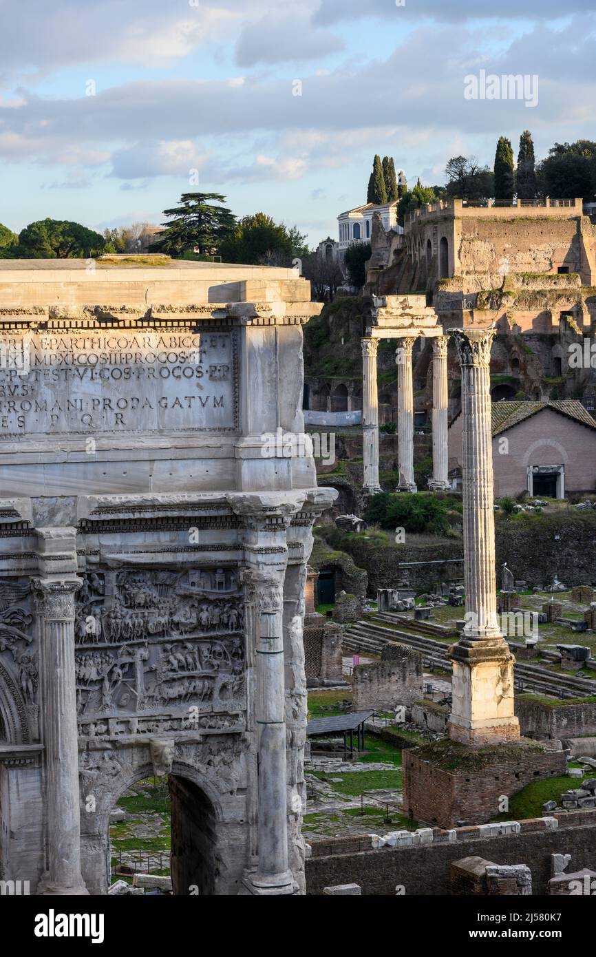 Blick vom Kapitol auf das Forum Romanum mit dem Bogen des Septimius Severus im Vordergrund, Rom, Italien. Stockfoto