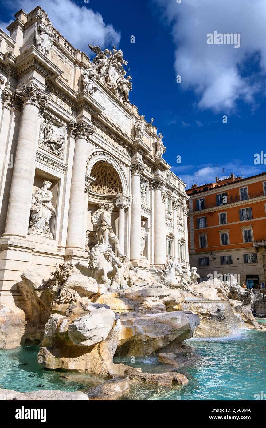 Der Trevi-Brunnen und der Palazzo Poli auf der Piazza di Trevi, eine der beliebtesten Touristenattraktionen in Rom, Latium, Italien. Stockfoto