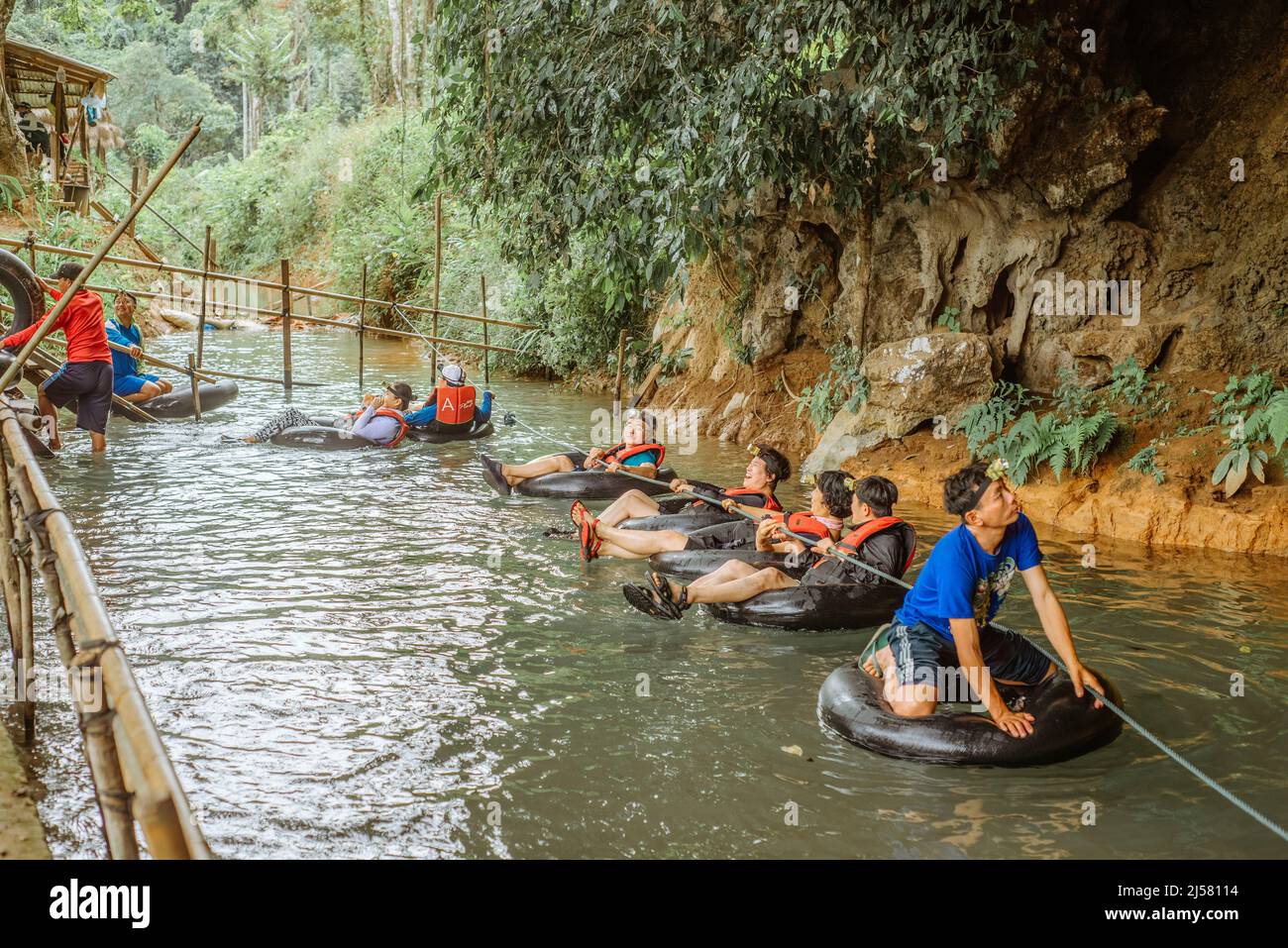 Eine Tour durch die Wasserhöhle in Vang Vieng, Laos Stockfoto