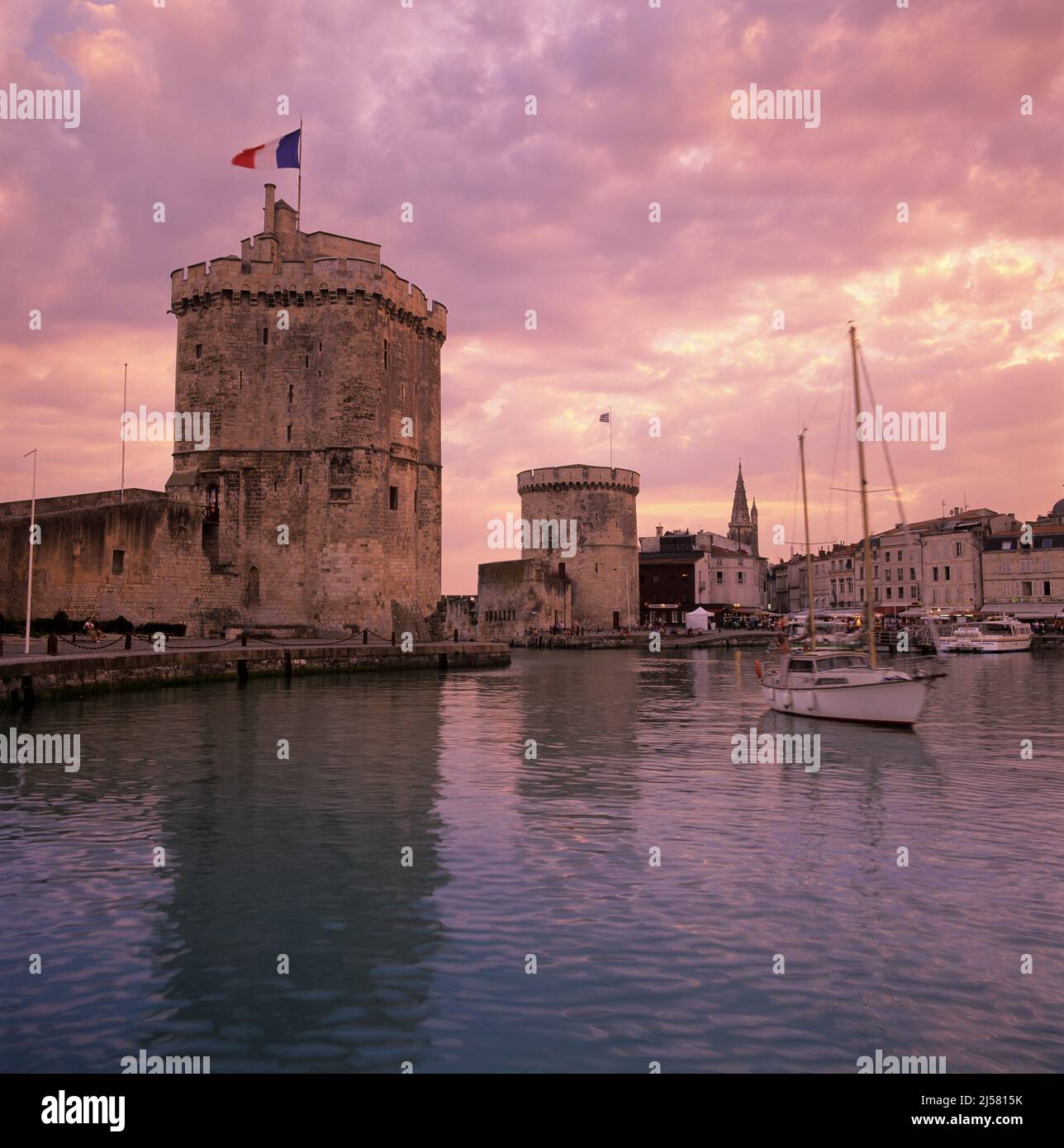 Der alte Hafen mit der Tour de la Chaine und den St. Nicolas Türmen bei Sonnenuntergang, La Rochelle, Nouvelle Aquitaine, Atlantikküste, Frankreich, Europa Stockfoto