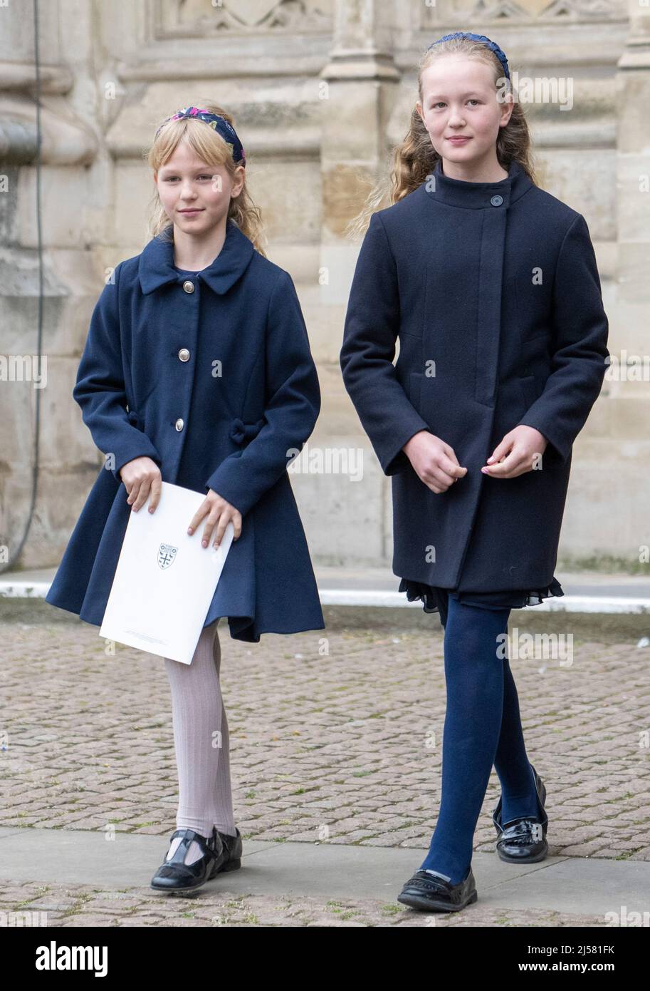 London, Großbritannien. 29. März 2022. Savannah Phillips und Isla Phillips nehmen an einem Gedenkgottesdienst für Prinz Philip, Herzog von Edinburgh, in der Westminster Abbey Teil Stockfoto