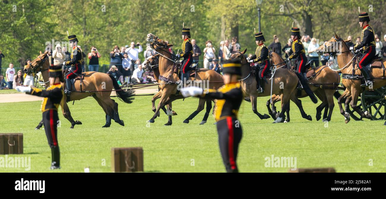 London, Großbritannien. 21. April 2022. Die Königstruppe Royal Horse Artillery feuerte anlässlich des 96.. Geburtstages der Königin im Hyde Park London einen Royal Salute mit 41 Waffen ab.Quelle: Ian Davidson/Alamy Live News Stockfoto