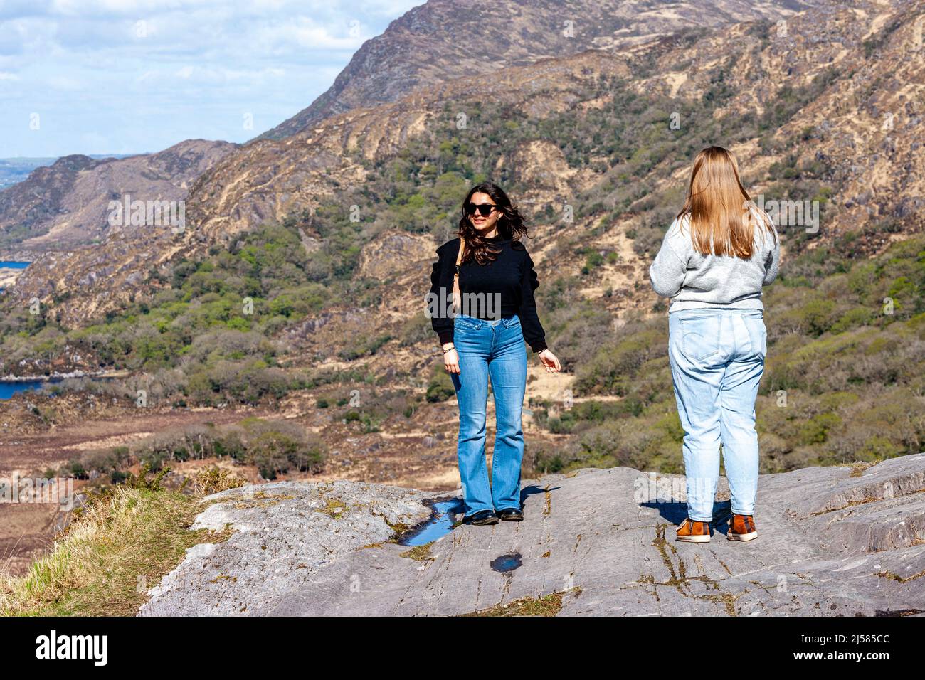 Zwei junge Frauen im Ladies View, Killarney National Park, County Kerry, Irland Stockfoto