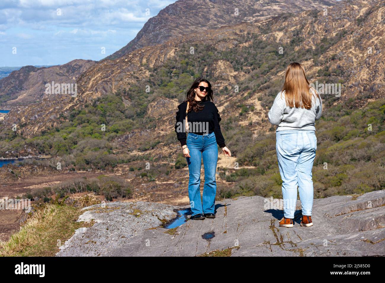 Zwei junge Frauen im Ladies View, Killarney National Park, County Kerry, Irland Stockfoto