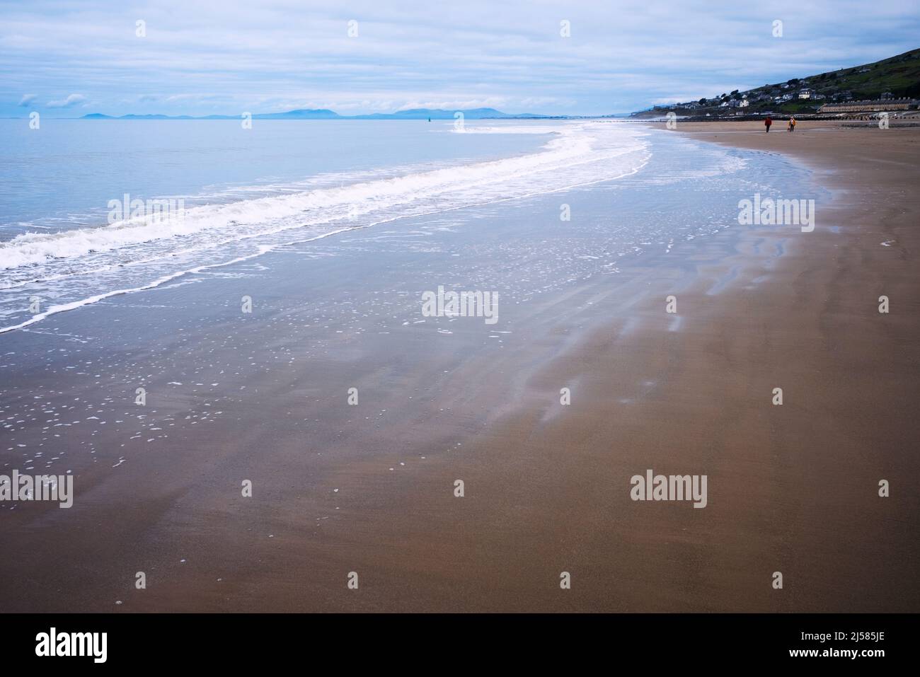 Blick auf das Meer am Barmouth Beach, North Wales an einem bewölkten Tag Stockfoto