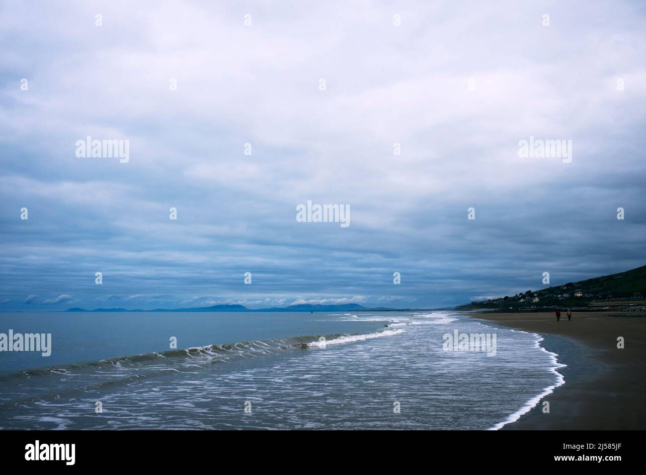 Blick auf das Meer am Barmouth Beach, North Wales an einem bewölkten Tag Stockfoto