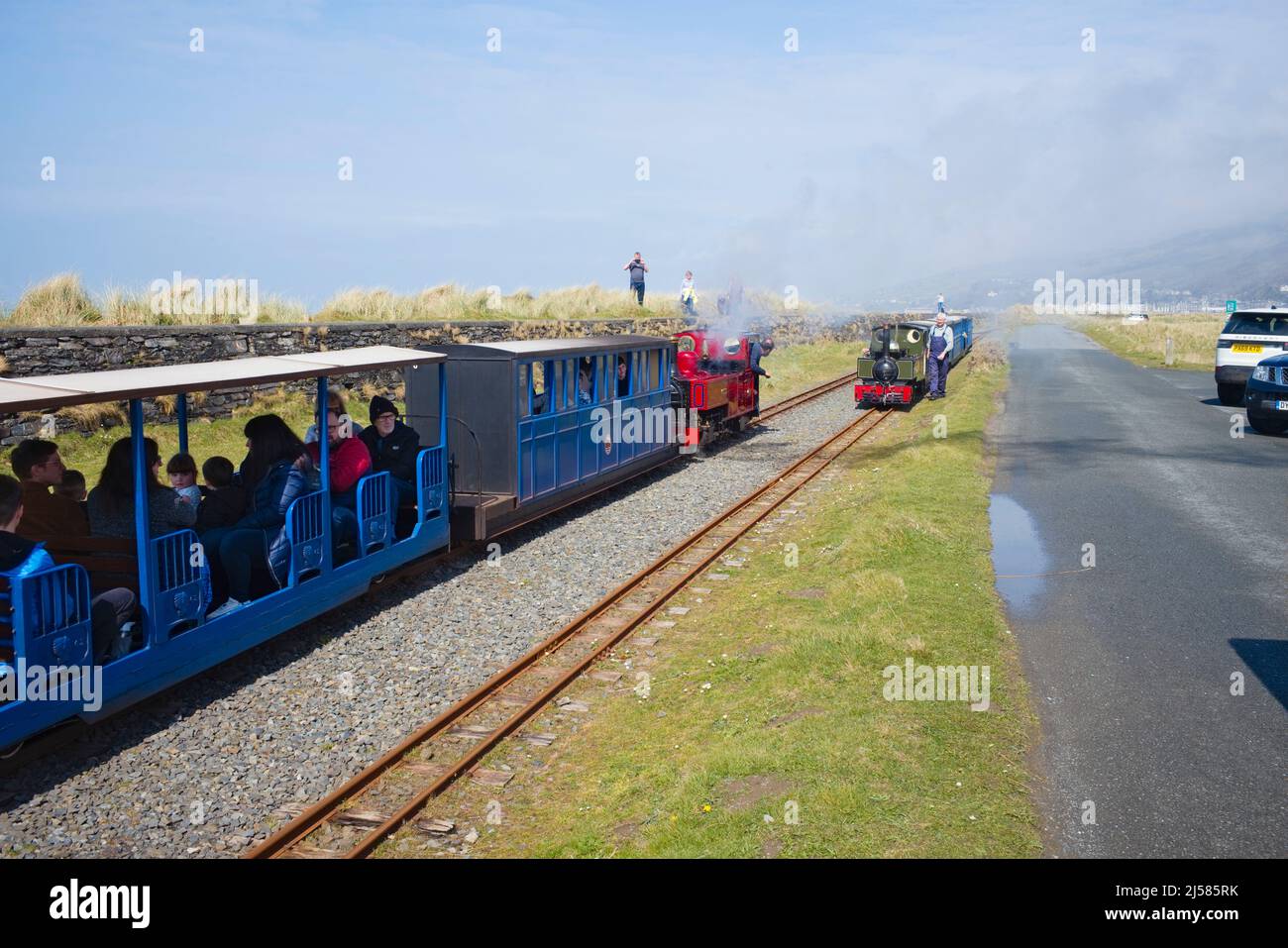 Die Schmalspurdampflokomotive Yeo heeading towards Fairbourne wartet darauf, dass der Zug Russell an der Schleife Token überfährt Stockfoto