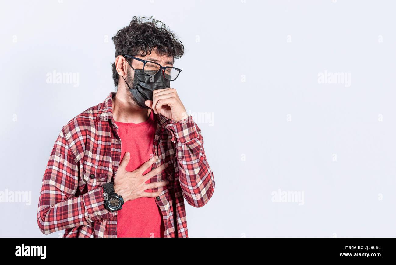 Man Husten mit chirurgischer Maske, Coronavirus Ausbruch, soziale Distanzierung und Atemwegserkrankungen Konzept Stockfoto