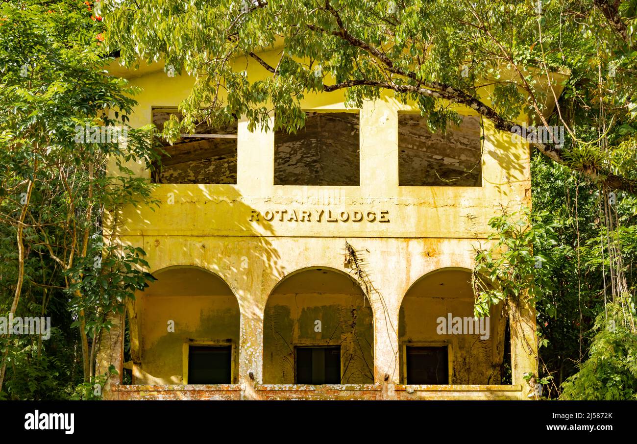 Alte verlassene Rotary Lounge im El Yunque National Forest Stockfoto