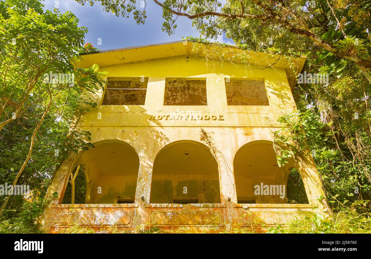 Alte verlassene Rotary Lounge im El Yunque National Forest Stockfoto
