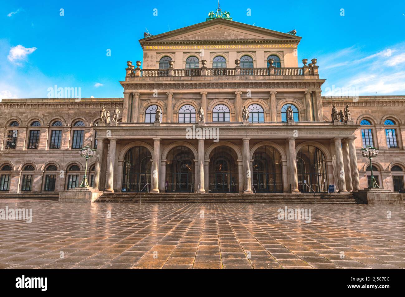 Das Operhaus in der Stadtmitte von Hannover bei blauen Himmel und Sonnenschein, Hannover, Niedersachsen, Deutschland Stockfoto
