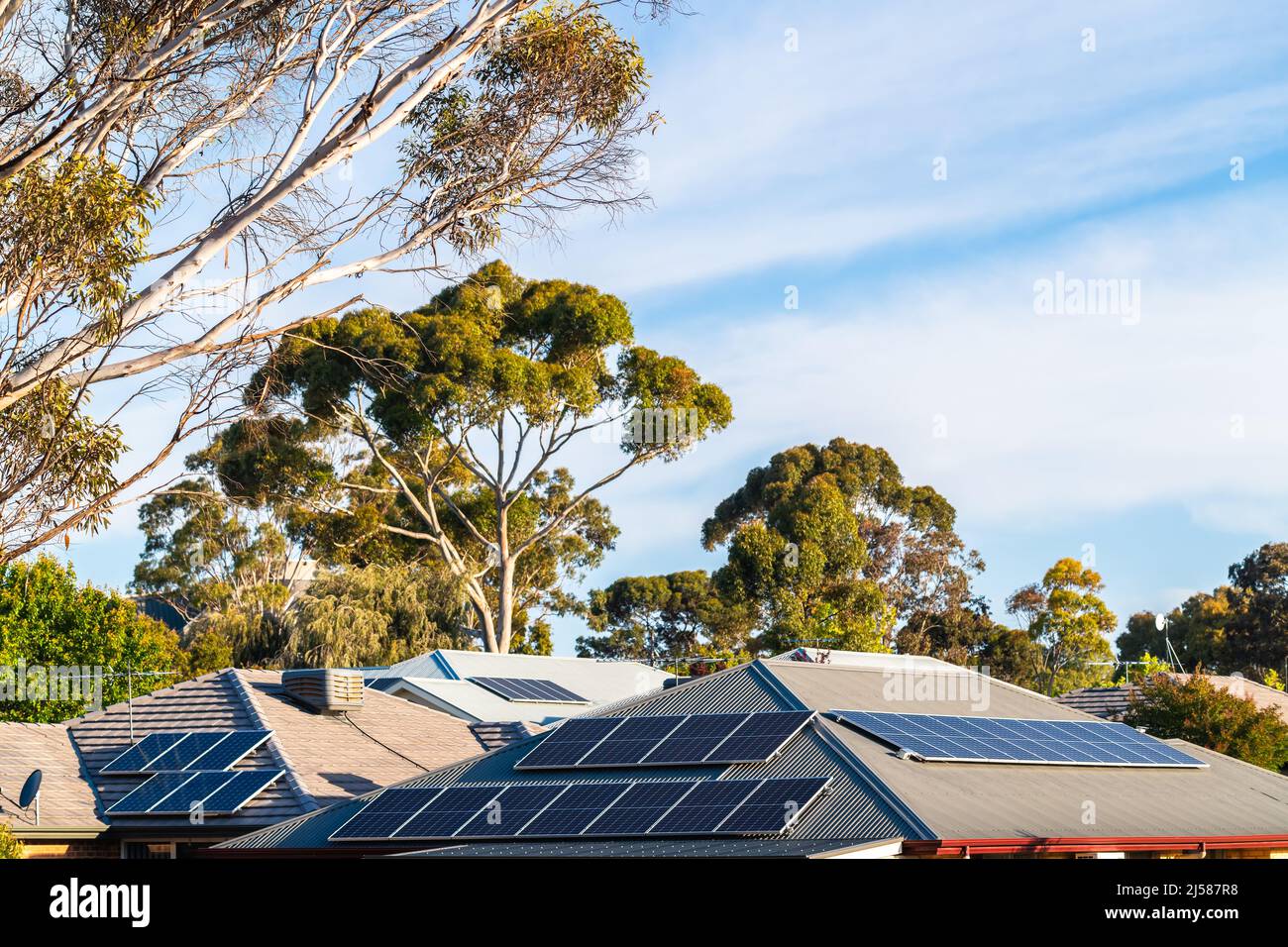 Hausdächer mit Sonnenkollektoren, die in einem Vorort von Südaustralien installiert sind Stockfoto
