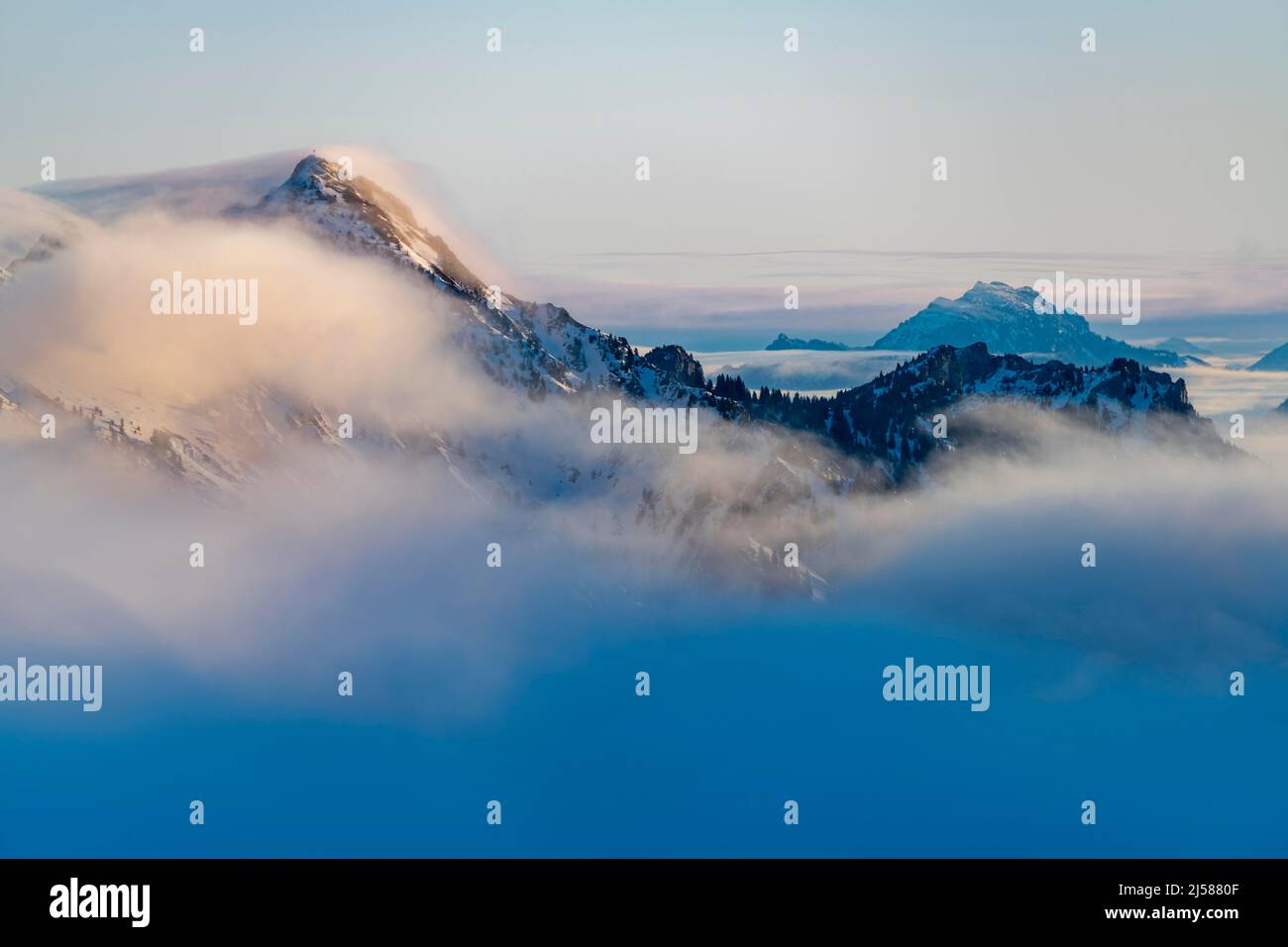Winterliche Gipfel der Ammergauer Berge mit Nebelmeer, Branderschrofen, Füssen, Ostallgaeu, Schwaben, Bayern, Deutschland Stockfoto