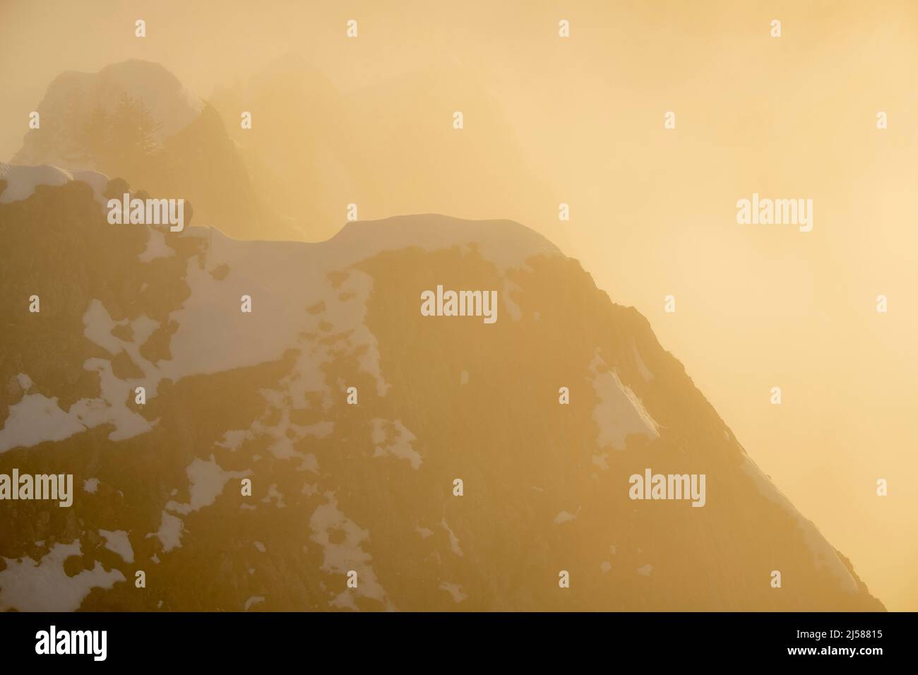 Winterliche Gipfel der Ammergauer Berge im Morgenlicht, Branderschrofen, Füssen, Ostallgaeu, Schwaben, Bayern, Deutschland Stockfoto