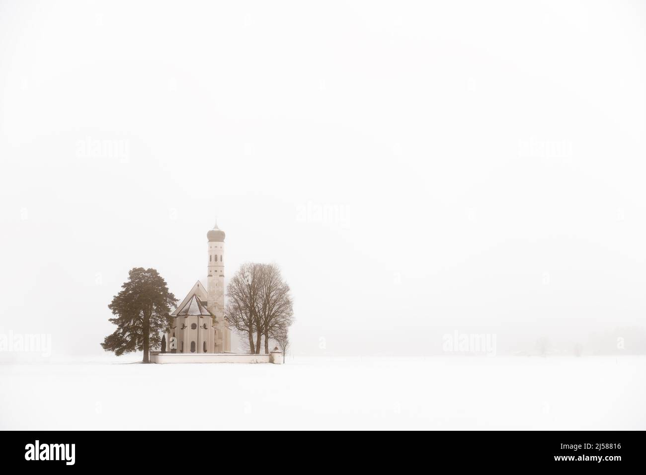 Kirche Sankt Coloman im Winter mit Nebel, Füssen, Ostallgäu, Schwaben, Bayern, Deutschland Stockfoto