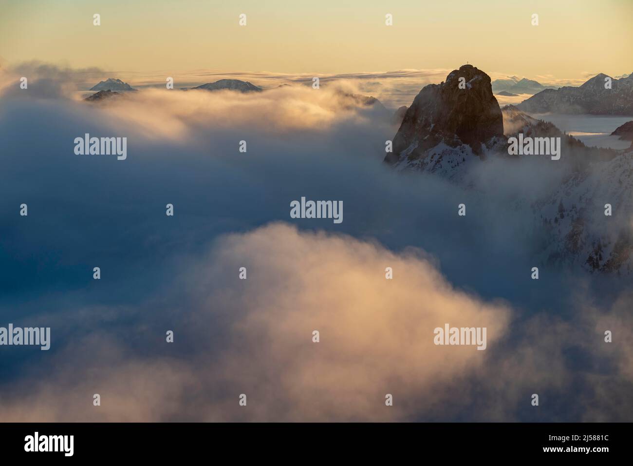 Winterliche Gipfel der Ammergauer Berge mit Nebelmeer im Morgenlicht, Branderschrofen, Füssen, Ostallgäu, Schwaben, Bayern, Deutschland Stockfoto
