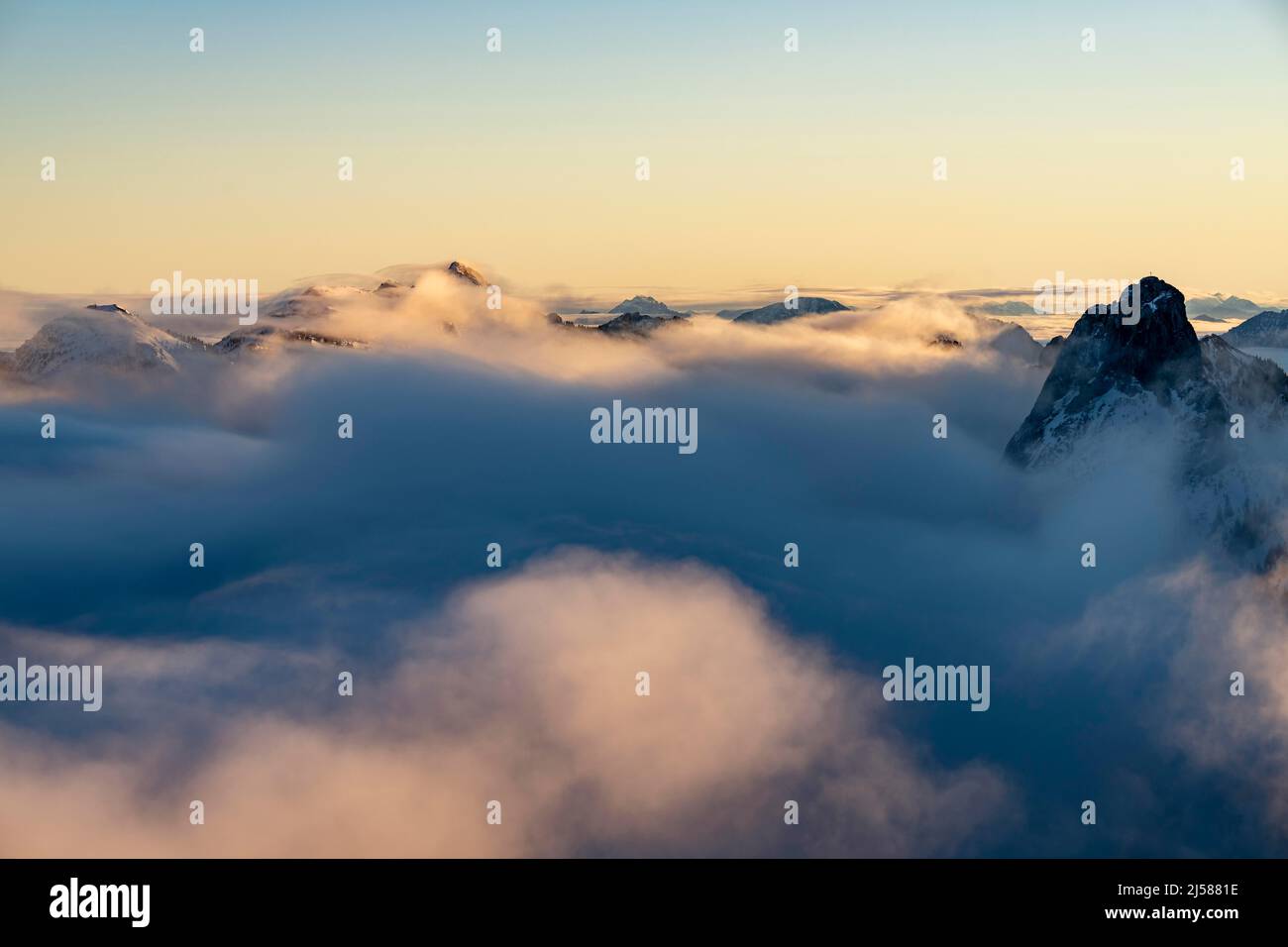 Winterliche Gipfel der Ammergauer Berge mit Nebelmeer im Morgenlicht, Branderschrofen, Füssen, Ostallgäu, Schwaben, Bayern, Deutschland Stockfoto