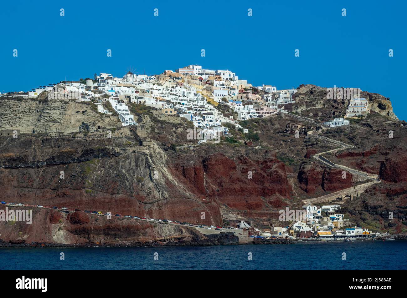 Die einzigartige griechische Insel Santorini in Weitblick, ein Blick auf die besondere Architektur Stockfoto