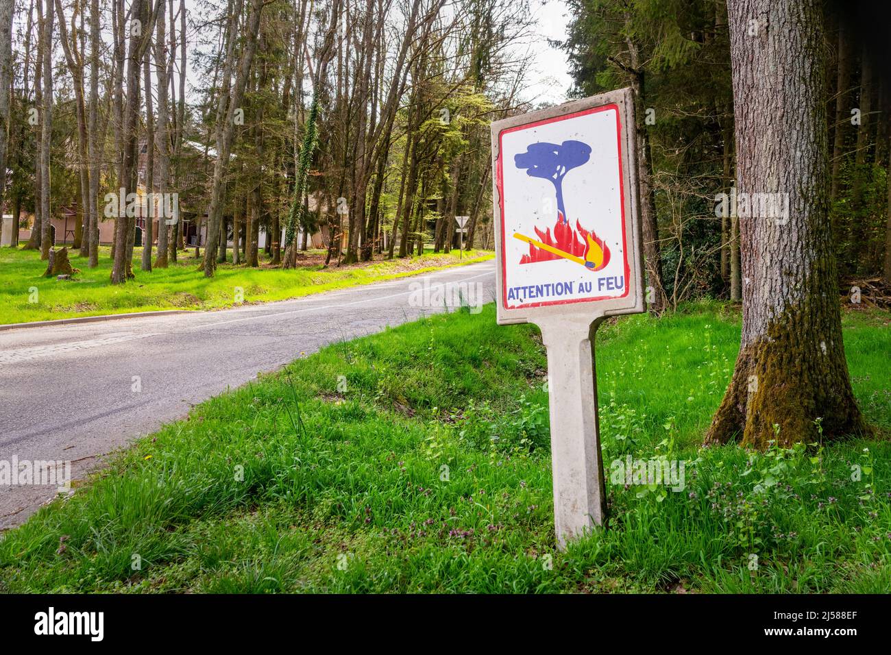 Achtung au feu (Vorsicht Brandgefahr), alte französische Straßenschild in Wäldern Stockfoto