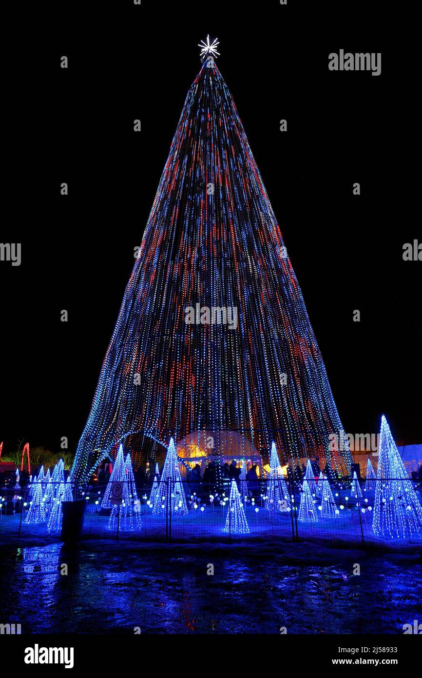 Hohe Struktur mit 100000 Glühbirnen bei einer Multimedia-Sound- und Lichtshow, Laval, Provinz Quebec, Kanada Stockfoto
