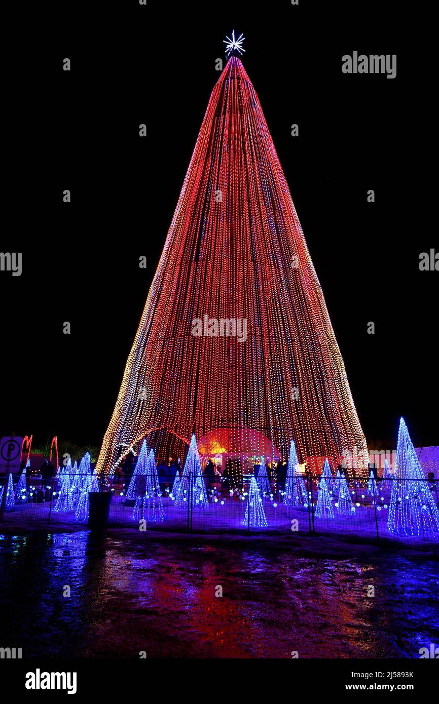 Hohe Struktur mit 100000 Glühbirnen bei einer Multimedia-Sound- und Lichtshow, Laval, Provinz Quebec, Kanada Stockfoto