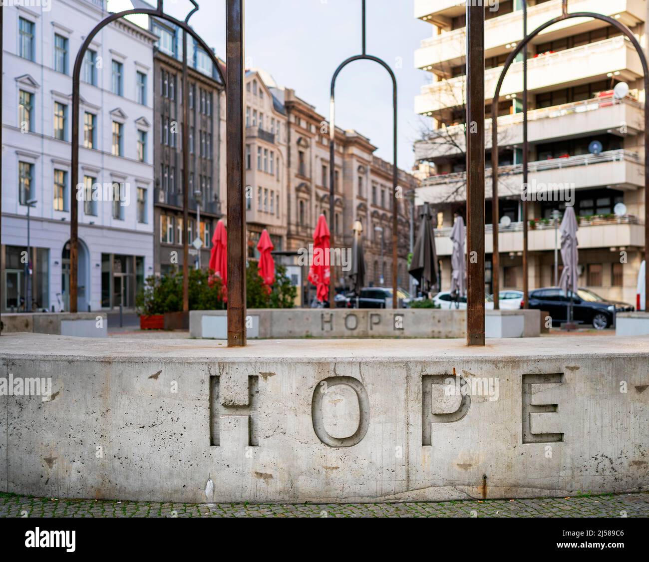 Inschrift Hoffnung auf einem Betonsockel, Berlin, Deutschland Stockfoto