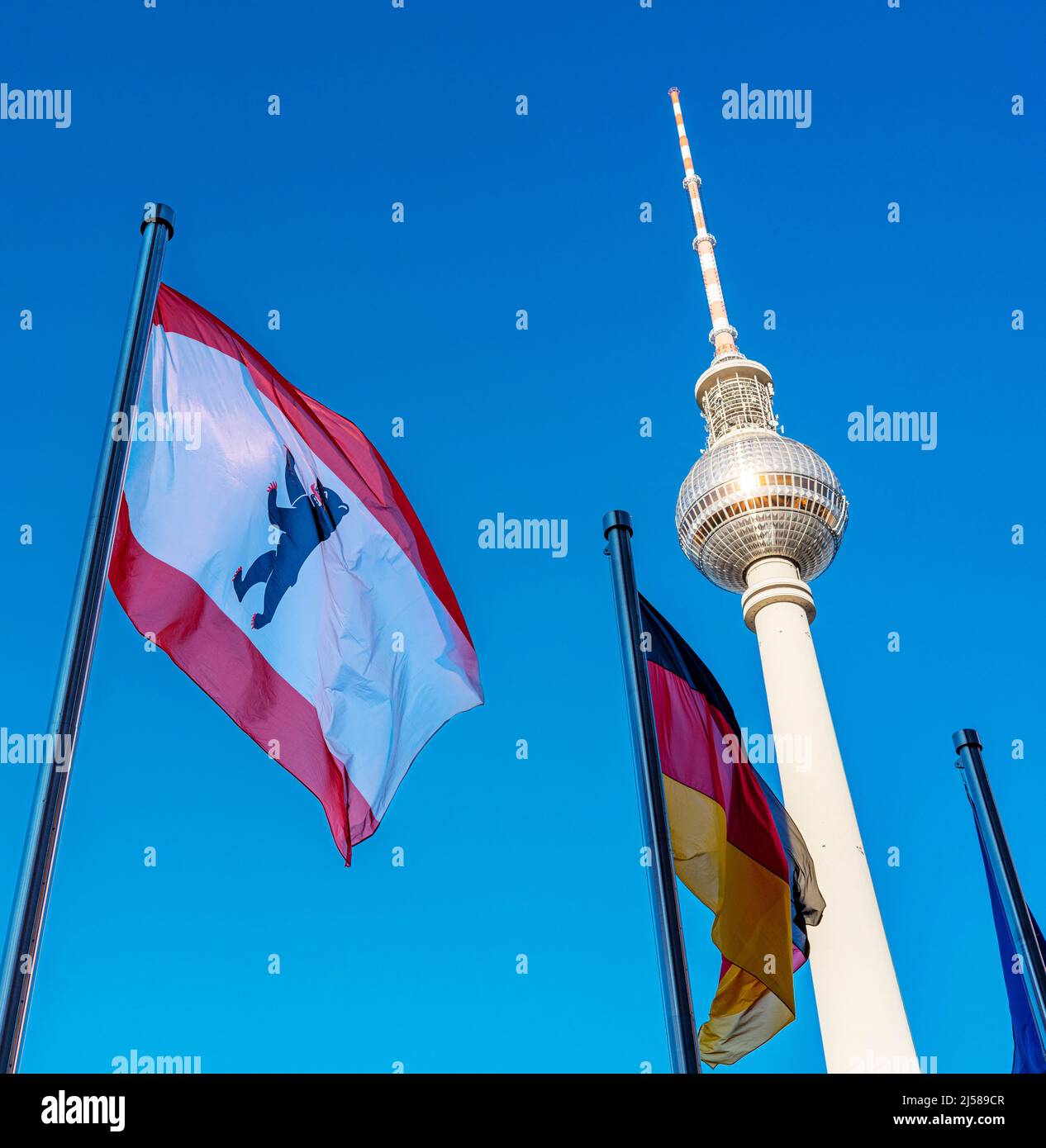 Die Berliner Nationalflagge und die Deutschlandflagge vor dem Fernsehturm am Alexanderplatz, Berlin, Deutschland Stockfoto